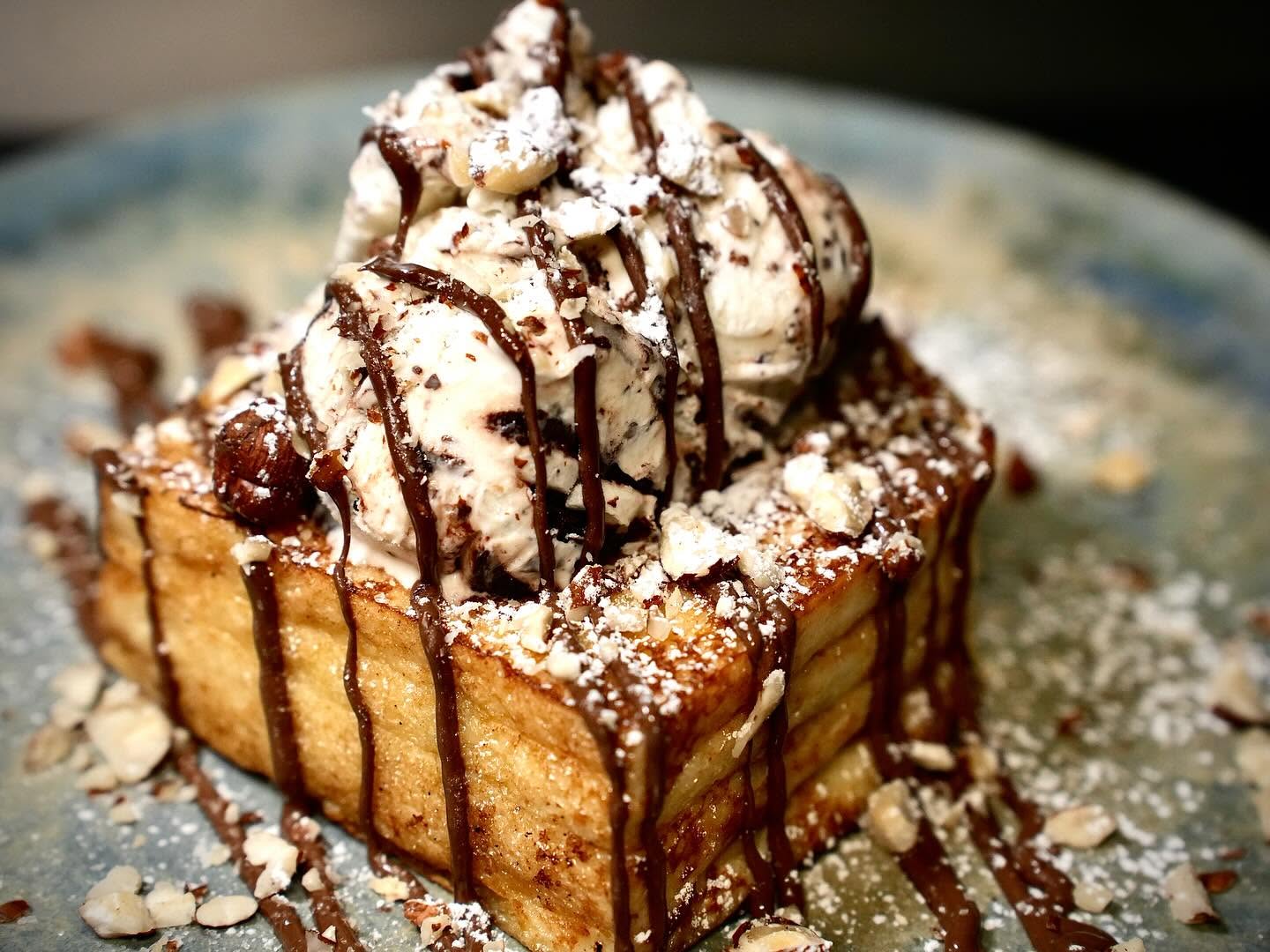 Brioche perdue avec glace et chocolat chez Dolce Coffee